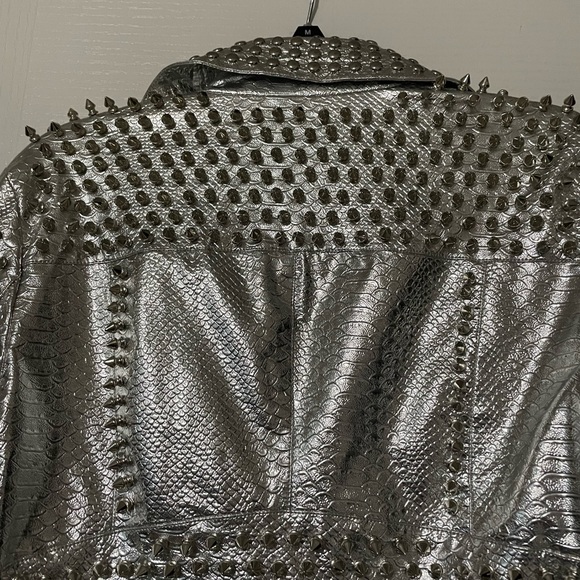 ❌SOLD❌Silver alligator print studded leather jacket - Picture 3 of 5